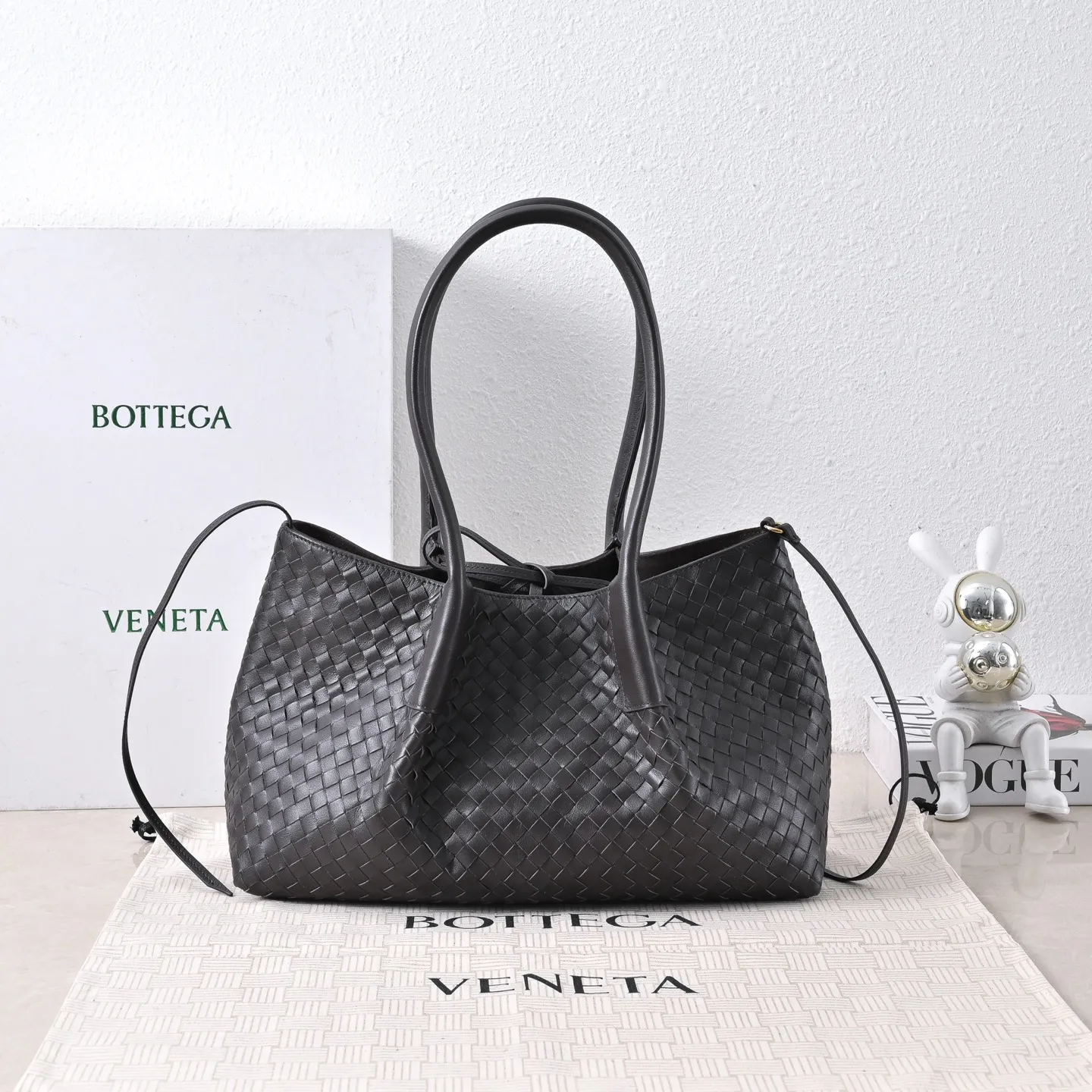 Batch 1860 Bv 2025 early spring series Pinacoteca medium tote handbag. The front is made of classic Intreccia woven cow leather. It is low-key and luxurious. The flip side is made of warm suede. It instantly switches to a lazy and casual style. It has a large interior capacity. It is no pressure to carry a computer for commuting. It is also thoughtfully matched with a small detachable bag. It is full of security. The woven texture is so delicate that you can't put it down. The highlight is that it is super versatile. Come and get your new bag😝 Model: 4371 Size: 34*20*14cm